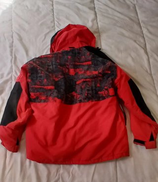 Chaqueta de invierno Decathlon roja y negra