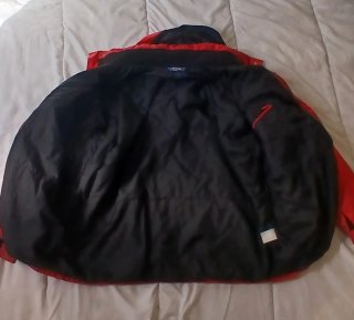 Chaqueta de invierno Decathlon roja y negra