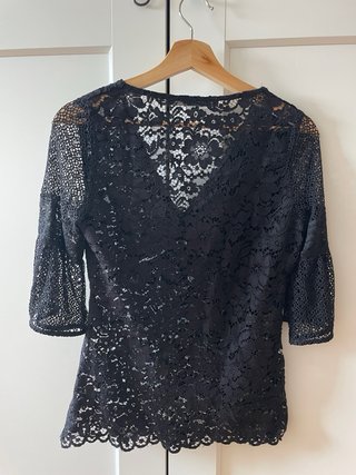 Blusa Guess encaje flores negra