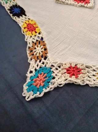 Camisola de crochet blanca y multicolor