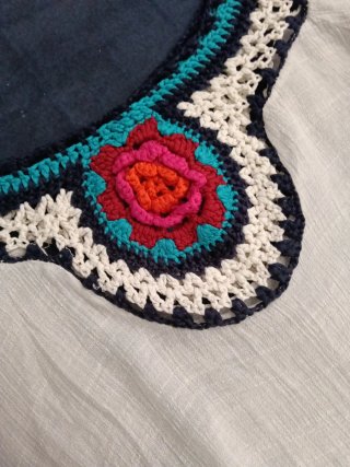 Camisola de crochet blanca y multicolor