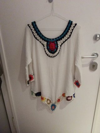 Camisola de crochet blanca y multicolor
