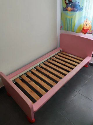 Cama infantil Rosa, de Ikea para niños.,