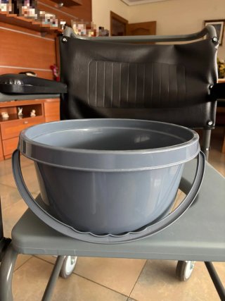 Silla de ruedas con inodoro.