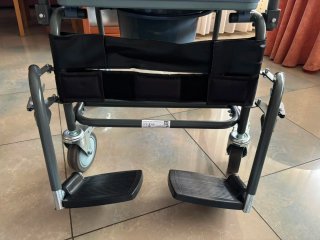 Silla de ruedas con inodoro.