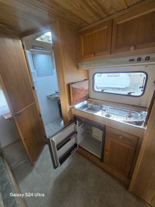 Caravana blanca con detalles rojos