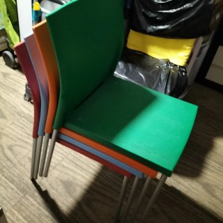 Sillas apilables de plástico y metal