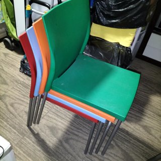 Sillas apilables de plástico y metal