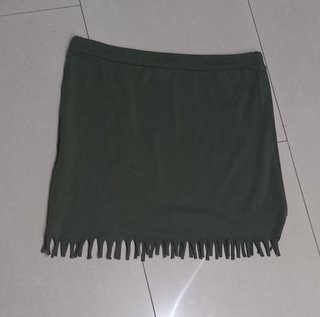 Falda verde con flecos