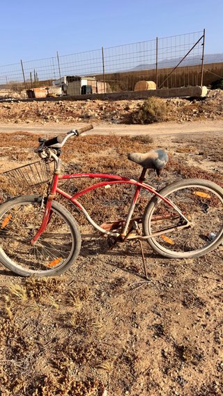 Bicicleta Clásica Roja con Cesta