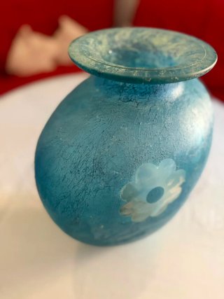 Jarrón azul con flores