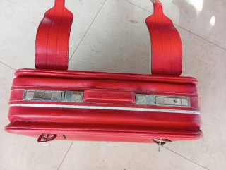 Maleta antigua roja