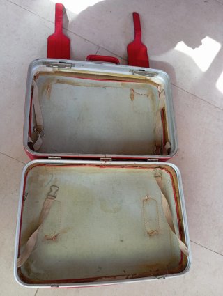 Maleta antigua roja