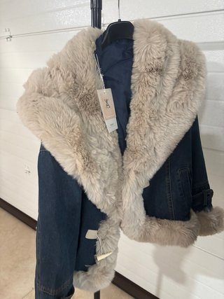 Chaqueta vaquera con pelo azul y beige