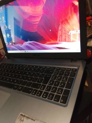 Portátil ASUS Gris con detalles rosas