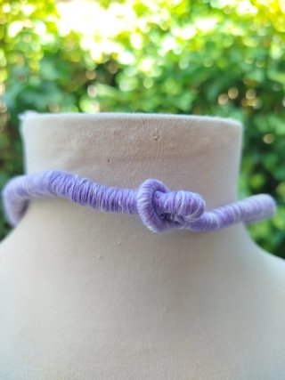 Collar de pedrería morado y multicolor