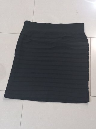 Falda negra con volantes