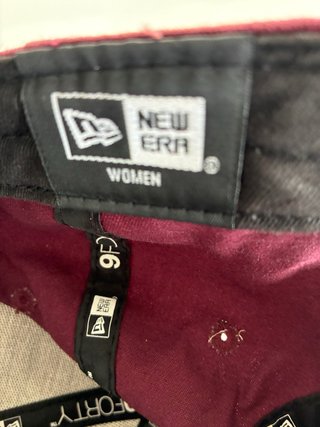 Gorra NY Yankees Mujer Burdeos New Era