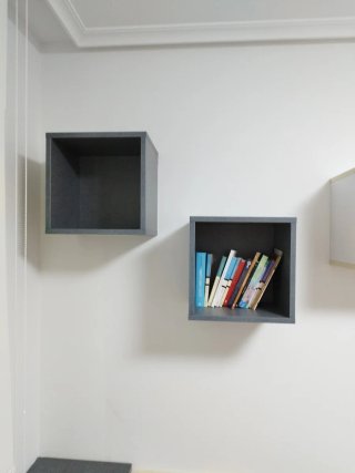 Estanterías en forma de cubo.