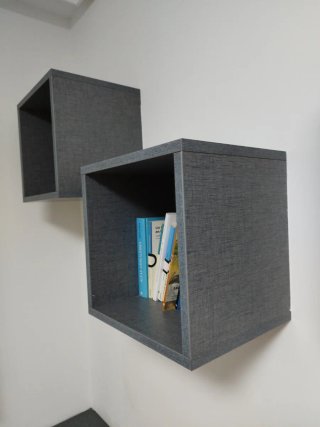 Estanterías en forma de cubo.