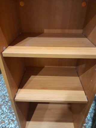 Estantería de madera marrón