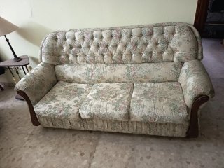 Conjunto de sofás de tela y madera
