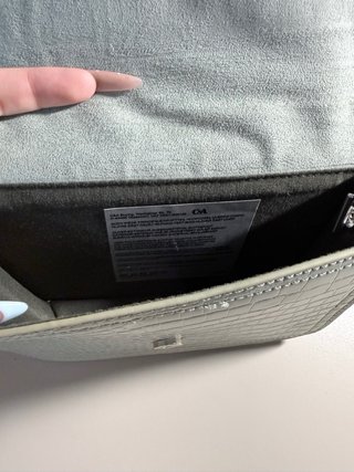 Bolso verde con cadena plateada