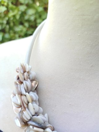 Collar de pedrería beige y blanco
