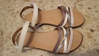 Sandalias planas plateadas y blancas