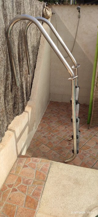 Escalera de piscina metálica