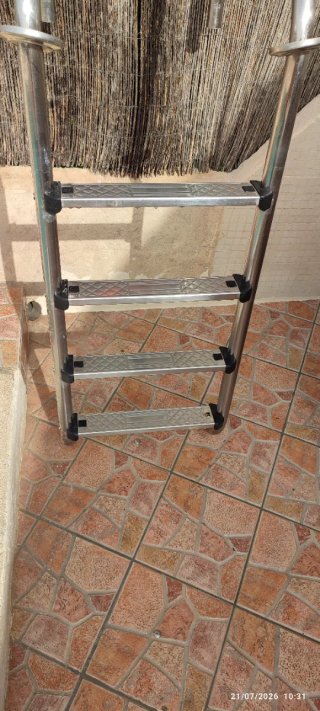 Escalera de piscina metálica