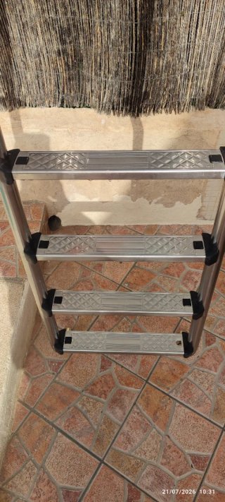 Escalera de piscina metálica