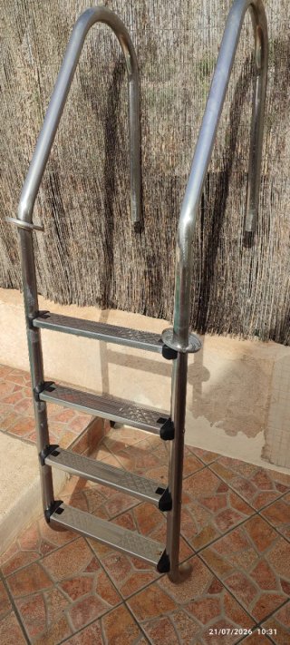 Escalera de piscina metálica