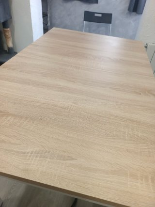 Mesa extensible madera clara y patas blancas