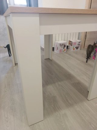Mesa extensible madera clara y patas blancas