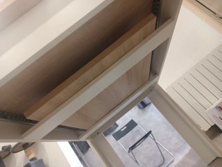 Mesa extensible madera clara y patas blancas