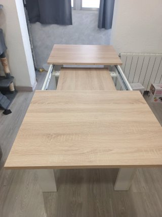 Mesa extensible madera clara y patas blancas