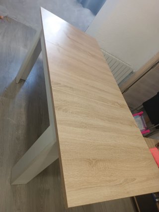 Mesa extensible madera clara y patas blancas
