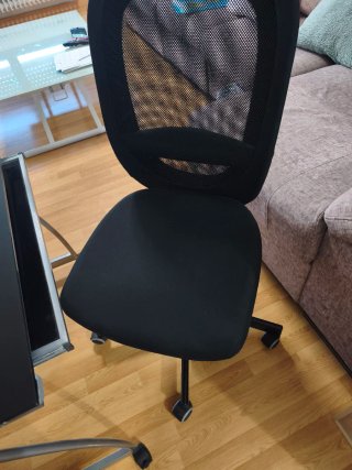 Mesa y silla de oficina negra