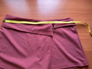 Falda pantalón rosa-burdeos con cinturón