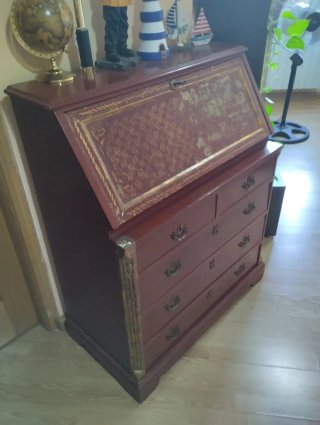 Escritorio antiguo de madera,tiene 100 años
