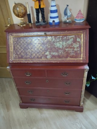 Escritorio antiguo de madera,tiene 100 años