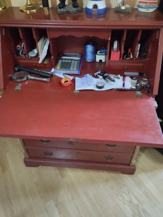 Escritorio antiguo de madera,tiene 100 años