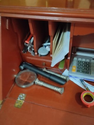 Escritorio antiguo de madera,tiene 100 años