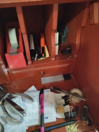 Escritorio antiguo de madera,tiene 100 años