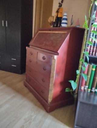 Escritorio antiguo de madera,tiene 100 años