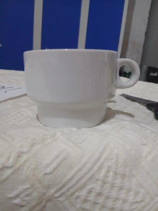 Taza de café de porcelana blanca