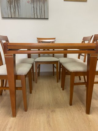 Mesa de comedor de madera y cristal