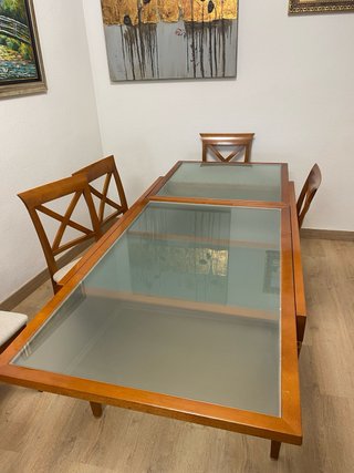 Mesa de comedor de madera y cristal