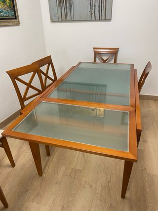 Mesa de comedor de madera y cristal